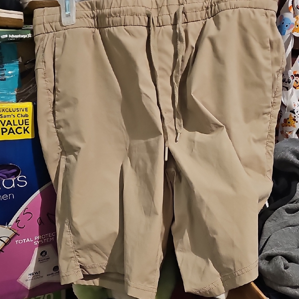 !!.           Young Mens S 9" Inseam Flat Front Shorts.    S1